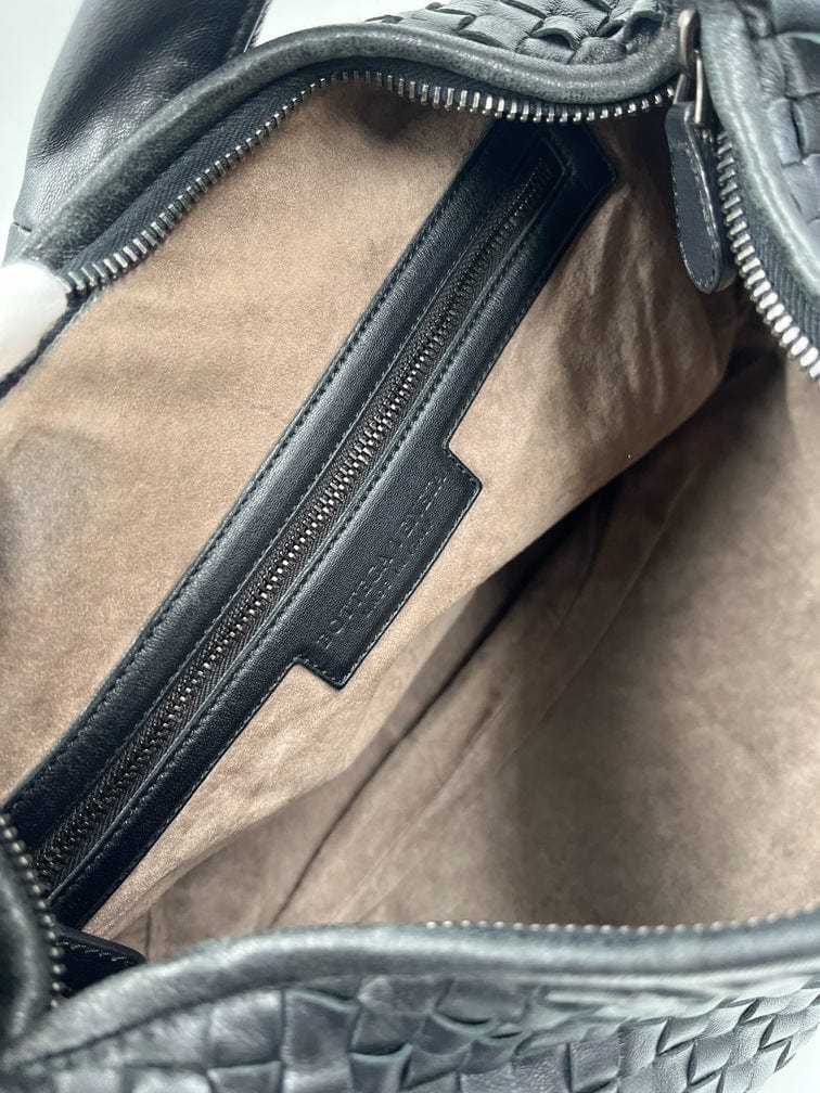 Bottega Veneta Intrecciato Leather Hobo Bag (SHG-27442) – LuxeDH